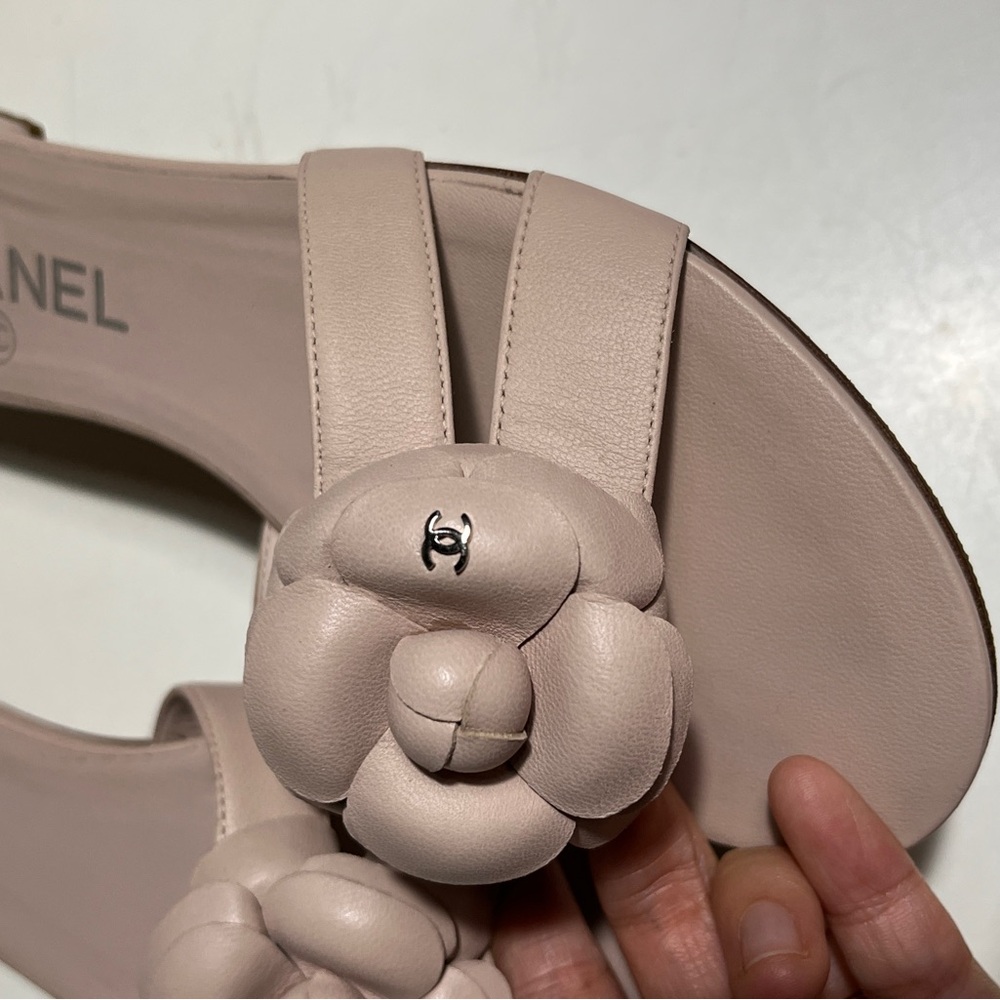 CHANEL Nude light pink Floral Slide Sandals - Picture 5 of 9